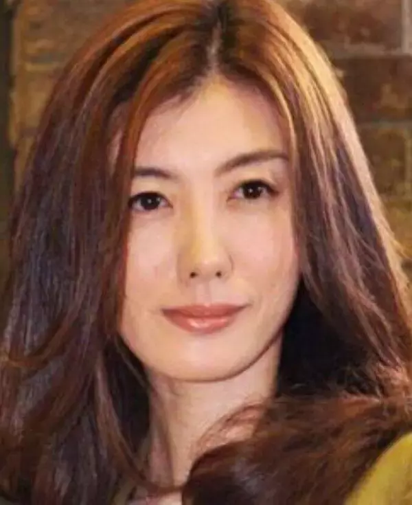 「今年は念願の…」ともさかりえ、箱根駅伝ナマ観戦！沿道での黒縁メガネ姿が「なんて可愛いの〜」「美しいなぁ…」