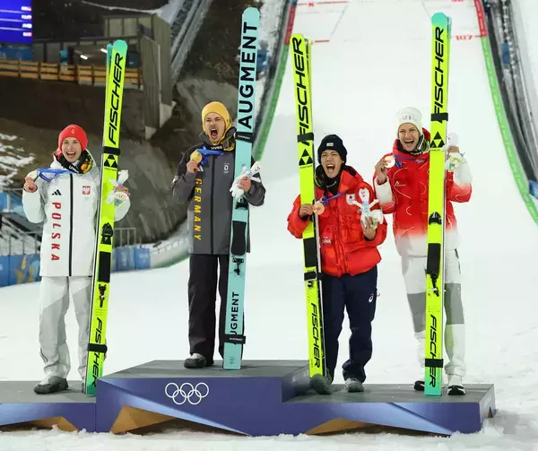 【五輪】異例の４人表彰台　同点銅メダルの二階堂蓮「みんなでかいので狭かった（笑）」