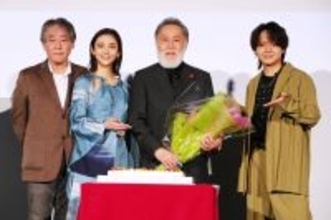 北大路欣也、８３歳目前にサプライズ誕生日ケーキ「こんなにも多くの皆様に祝っていただいて幸せです」