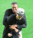 「【巨人】ライデル・マルティネスと田中瑛斗が仲良し　練習前にじゃれあいお尻ぺんぺん」の画像1