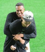 【巨人】ライデル・マルティネスと田中瑛斗が仲良し　練習前にじゃれあいお尻ぺんぺん