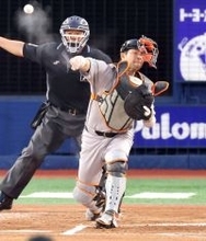 【巨人】大城卓三が俊足・三森の盗塁阻止　強肩で田中将大を助ける…直後の打席では自打球で悶絶