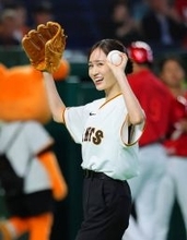【巨人】前田敦子、ゆったりユニがヒラリ　サウスポー始球式　春のプロデュースグルメ総選挙結果発表にも参加