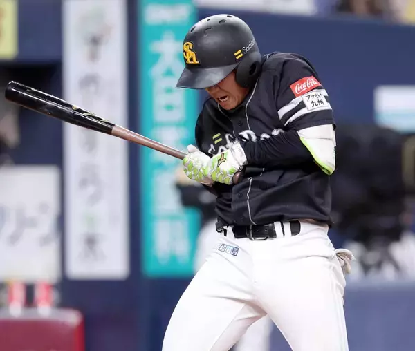 【ソフトバンク】ヒヤリ　正捕手の海野隆司が左手首に死球　ベンチで治療後に復帰