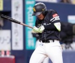 【ソフトバンク】ヒヤリ　正捕手の海野隆司が左手首に死球　ベンチで治療後に復帰
