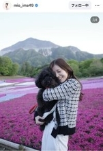 今井美桜と芝桜！愛犬と地元・秩父の絶景を背に“幸せ満開”ショット！「綺麗過ぎて女神様」「空気いいやろうなぁ」