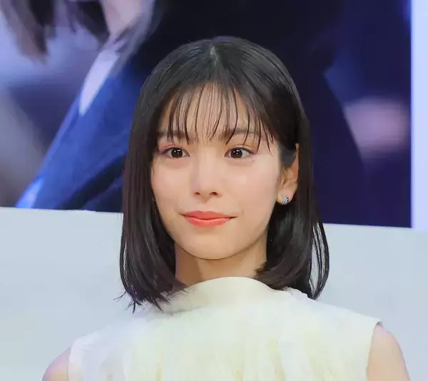 制服姿から一転…當真あみ、ショートヘア風の大人な雰囲気に印象ガラリ！「大人なあみちゃんでドキッ」「ジュエリーに負けない存在感と貫禄」