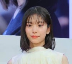 制服姿から一転…當真あみ、ショートヘア風の大人な雰囲気に印象ガラリ！「大人なあみちゃんでドキッ」「ジュエリーに負けない存在感と貫禄」