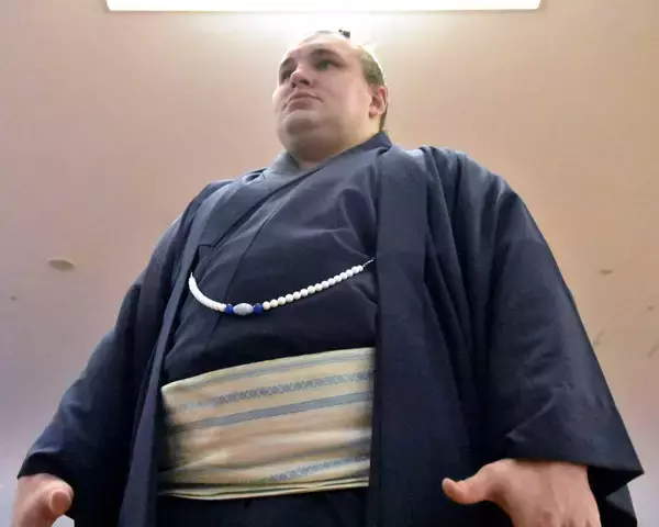 安青錦がパリ公演から帰国　現地で約１年ぶりにウクライナから離れた両親と再会「ヴェルサイユ宮殿に家族と一緒に行けて良かった」