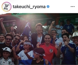 竹内涼真、サポーターに囲まれ歓喜に浸る無邪気な姿が話題！「熱量が伝わります！」「最高の景色」「応援団長のよう！」