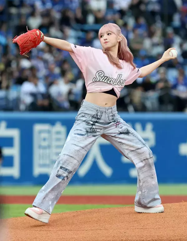 【ヤクルト】ＭＥ：ＩのＳＵＺＵ、へそチラ始球式　豪快フォーム披露も不完全燃焼「すごく悔しいので、また」