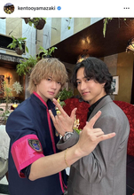 「げ・き・あ・つ♡」山﨑賢人、人気俳優同士の２ショにファンくぎ付け！「最高ペアすぎる」「２人とも手がメロい」