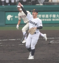 【甲子園】拓大紅陵ＶＳ佐賀商は今大会初の雨天ゲーム　観客は雨カッパ姿　外野席では傘をさして観戦　第４試合は１３日に順延