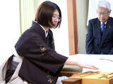 「西山朋佳白玲、逆転で先勝「ギリギリ攻め合いの形になって対応できた」初の”女性棋士”権利まであと３勝…福間女流四冠との七番勝負第１局」の画像1