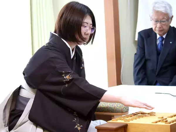 西山朋佳白玲、逆転で先勝「ギリギリ攻め合いの形になって対応できた」初の”女性棋士”権利まであと３勝…福間女流四冠との七番勝負第１局