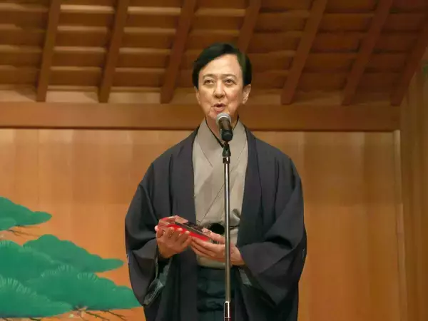 坂東玉三郎　歌舞伎衣装の魅力を海外に発信して表彰「多くの職人さんに助けられて受賞につながった」