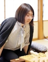 西山朋佳女流二冠が先勝　福間香奈女流名人は１１期ぶり地元開幕局で苦杯…女流名人戦第１局
