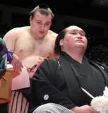 「安青錦が照ノ富士の断髪式でハサミを入れる　「日本に来て、初めて会ったお相撲さんが伊勢ケ浜親方。大事な存在」」の画像1