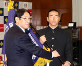 「【高校野球】史上４校目の連覇目指す横浜にセンバツ旗授与…小野主将「日本一という結果で恩返し」」の画像1