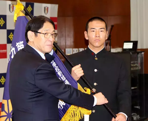 【高校野球】史上４校目の連覇目指す横浜にセンバツ旗授与…小野主将「日本一という結果で恩返し」