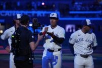 岡本和真が試合前選手紹介でお茶たてポーズを披露　見せた侍ジャパン愛　メジャーデビューへ　「７番・三塁」でスタメン出場