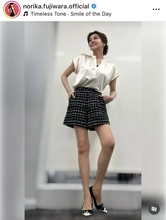 藤原紀香５４歳、衝撃の超ミニ丈「目が釘付けです」「綺麗な足にウットリ」「生足でしょうか！？」