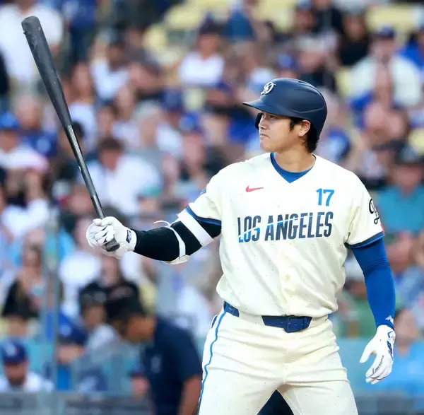 大谷翔平、４回にチーム初安打の中前打　左膝の炎症続く“極限状態”もボール球捉え…塁上では満面の笑み　日米通算３５０号なるか