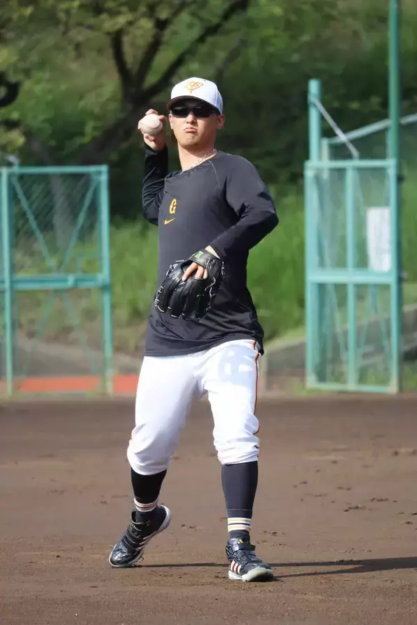 【巨人】吉川尚輝が室内練習場でフリー打撃を再開…左太もも裏の肉離れでリハビリ中
