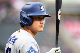 大谷翔平、全力疾走も及ばず　両手広げて「セーフ」アピールもわずかにアウト　左膝など状態不完全でも…フリーマンの適時打“アシスト”