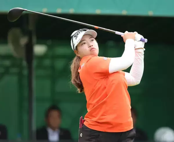 【女子ゴルフ】入谷響が単独首位発進！　神谷そら２位、河本結ら３位　渋野日向子は６３位と出遅れる
