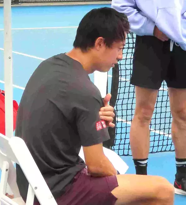 【全豪テニス】錦織圭が予選欠場　前日まで出場意向も試合直前に決断　サーブ練習中に「だめかな」右肩を何度も押さえる