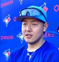 「硬派でまじめな男前」岡本和真が爆笑自己紹介でブルージェイズ報道陣の心つかむ