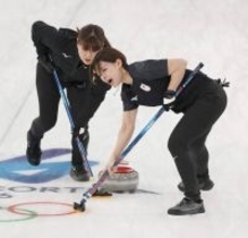 【五輪】カーリング　日本女子　五輪最後の試合　中国戦　大雪でチームの到着が遅れたため約２０分の遅れで開始　１次リーグ