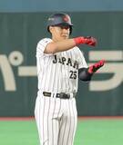 「侍・岡本和真、待望アーチまであと１メートル　フェンス直撃の二塁打　準々決勝へ弾み」の画像1