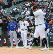 村上宗隆がメジャー初失策　初回に先制犠飛…岡本和真と４番対決が実現