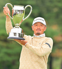 ＡＯＮに続いた！岩田がツアー史上７人目４５歳以上の年間複数優勝　「１番から必死」１差逃げ切り通算９勝「見たか！」