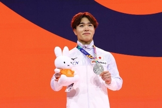 【体操】岡慎之助が鉄棒で世界選手権初の個人メダルとなる銀メダルをゲット　今後に向けて「教科書に載るくらいのレベルに」　世界選手権種目別決勝