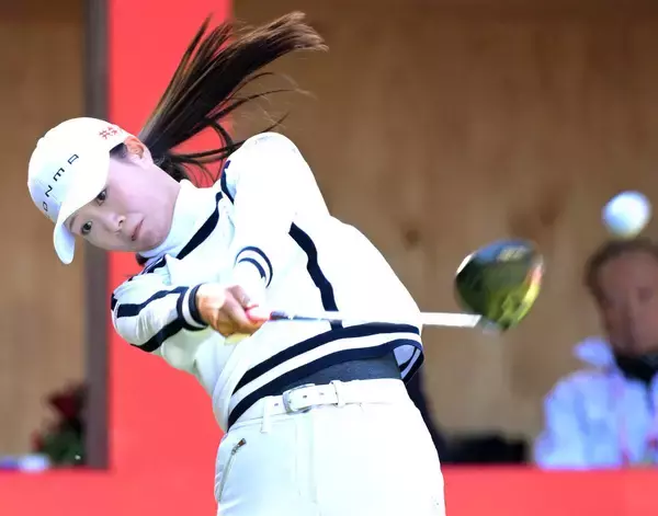 金沢志奈、鈴木愛が首位で最終日へ　岩井千怜、申ジエは３位　阿部未悠ら５位　女子ゴルフ最終戦