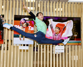 体操女子の杉原愛子が「スギハラ」を披露　「一枚一枚に宿る瞬間エネルギーをすごく感じた」　第６６回　２０２５年報道写真展