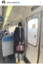 「大物女優が電車乗ってる」プライベート姿に騒然「顔隠しても」「バレバレ」「８頭身」「オーラ出てます」正体は観月ありさ