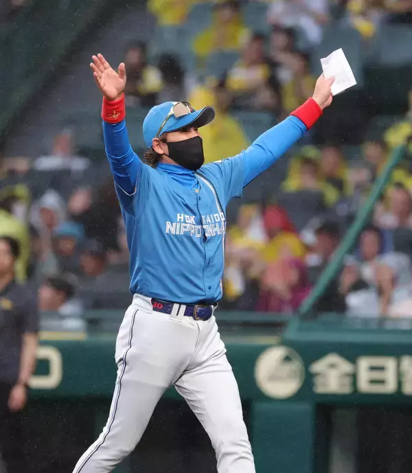 【日本ハム】新庄剛志監督、敵地・甲子園で連勝！２死一、三塁で“新庄スペシャル”に聖地騒然借金は１に