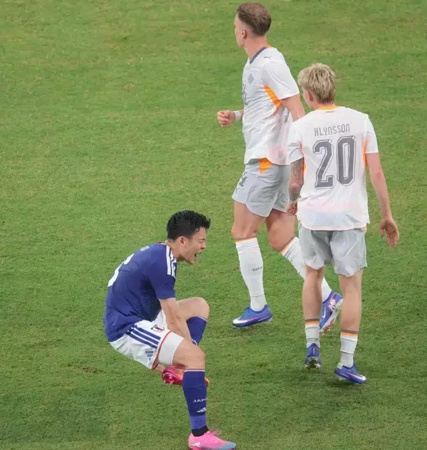 遠藤航、負傷した左足首を相手に踏まれて痛がる　負傷から３か月半ぶり復帰→主将マーク巻いてプレー