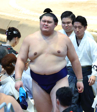 横綱・大の里　土俵際でジャンプも、行司差し違えで痛恨の３敗目、九重審判長「まずい相撲」と苦言