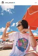 「終わらないで、夏」武田玲奈、夏のビーチでサングラス姿「美しい」「可愛すぎ」「綺麗すぎて」