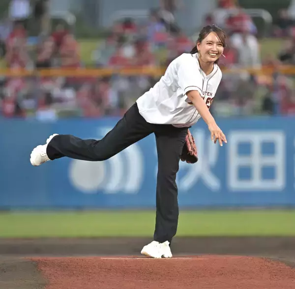 【楽天】加藤夏希がセレモニアルピッチでツーバウンド投球「８０点」「深夜に１時間、公園でフォーム練習…」故郷秋田で２年連続