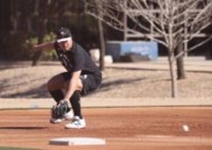 村上宗隆「グッド！」「ラスト　プリーズ！」　初の球団施設自主トレで軽快な動き