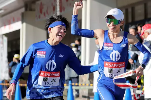 【箱根駅伝】順大の“ロイヤルファミリー”玉目陸、駒大かわして６位へアップ　駒大・谷中晴とのつばぜり合いでは笑み