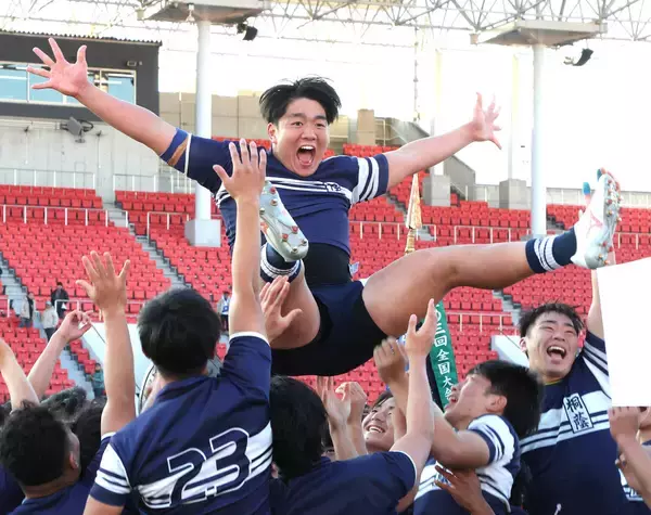 【高校ラグビー】桐蔭学園、史上６校目３連覇　仲間のゲキで成長の堂薗尚悟主将が前戦で右肩脱臼も強行出場で導く