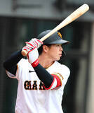 「【巨人】ドラフト５位・小浜佑斗、１軍再合流　４日に抹消も　笑顔で東京ドームの試合前練習に参加」の画像1