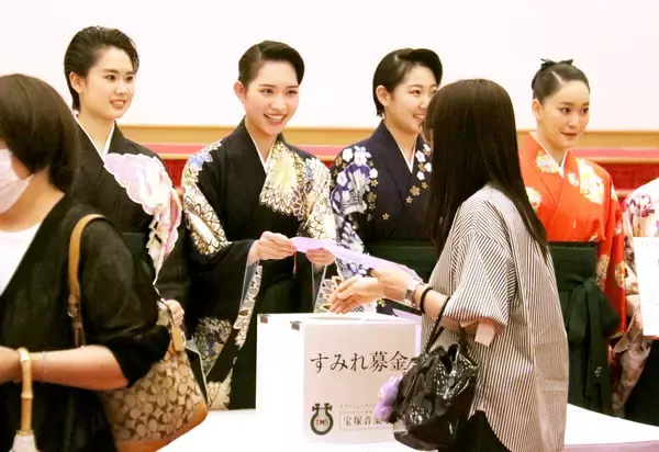 タカラジェンヌの卵が「すみれ募金」…「ずっとずっと憧れ続けていた」宝塚大劇場“改札内”で初開催